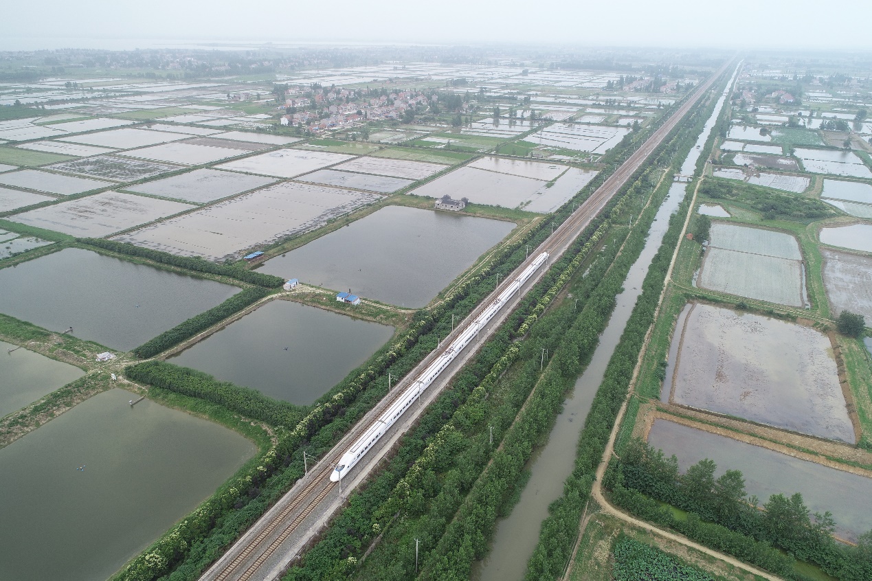 这家位于湖北荆州的小龙虾养殖基地面积超过6000亩